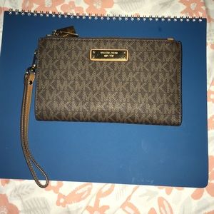 Micheal Kors Adele logo smartphone wristlet